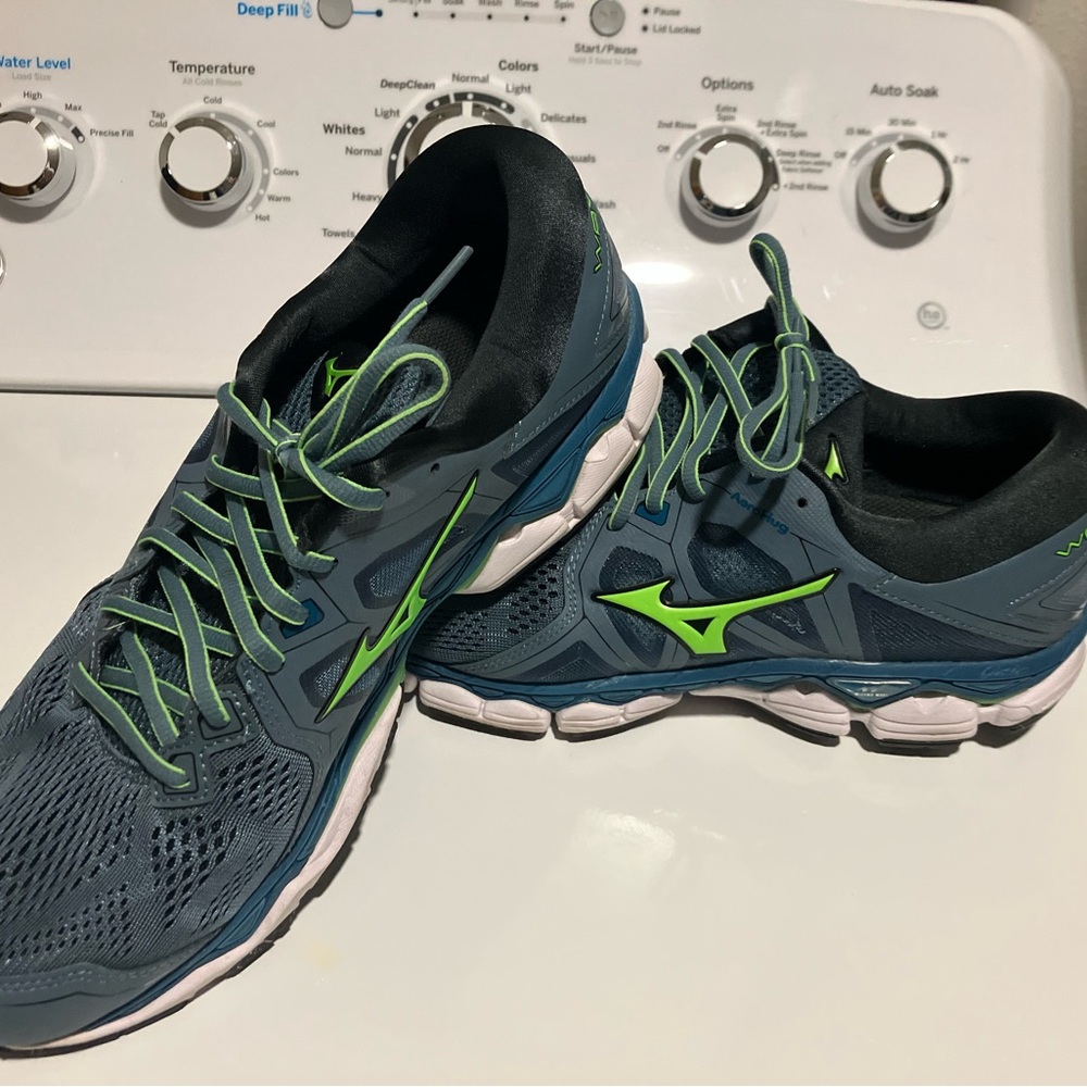 Mizuno Wave Sky 2 mens Running Shoes